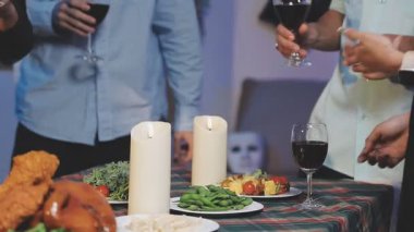 Genç çift bunu şarapla kutluyor.