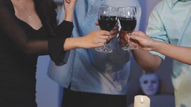 Kadehlerimizi şarap kadehleriyle kaldıralım.