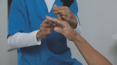 Kapat - kıdemli hastayla doktor eli yakın çekim