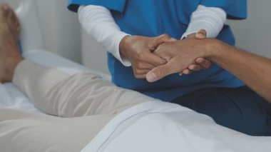 Doktor ve hasta hastanede.