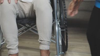 Yakın plan - bacağı ağrıyan adama yakın çekim