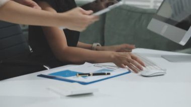 Genç iş kadını modern ofiste çalışıyor..