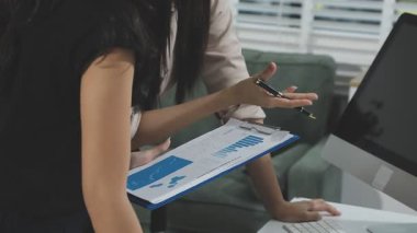 İş ekibi toplantısı ve modern ofiste çalışma.