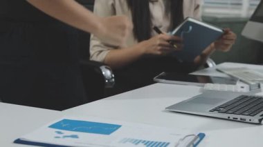 Modern ofiste dizüstü bilgisayar kullanarak iş kadınlarının elini kapat..