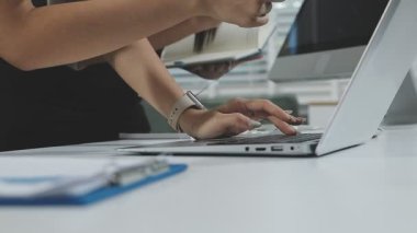 Bilgisayarla çalışan iş kadınına yakın çekim