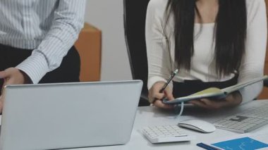 Kulaklık takan iş adamları video ofislerinde çalışıyor.