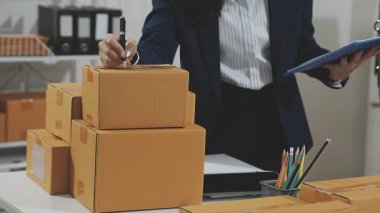 Adam karton kutuları ve teslimat için kutuları tutuyor.