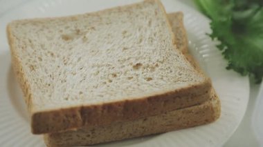 Tabakta taze dilimlenmiş ekmek