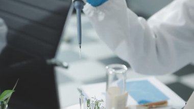 Bilim adamı laboratuvar testi üzerinde çalışıyor..