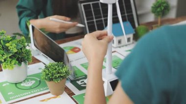 Yeşil enerji tasarrufu kavramına sahip yeşil bir yaprak tutan genç bir kadın eli. Gezegeni kurtar.