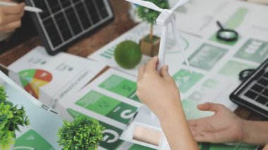 Kadın elinde kağıt çarşaf ve bitki tutuyor.