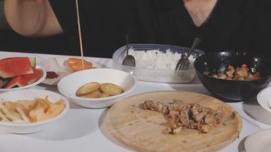 Sebze ve baharatlı lezzetli ızgara et.