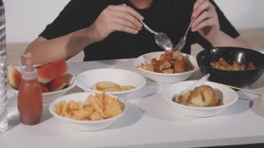 Bir restoranda yemek yiyen birinin yakın plan fotoğrafı.