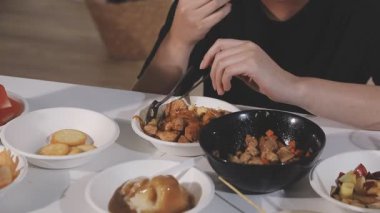 Kadın tavuk göğsü ve sebzeli bir kase alıyor..