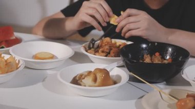 Lezzetli Asya yemeklerinin yakın görüntüsü