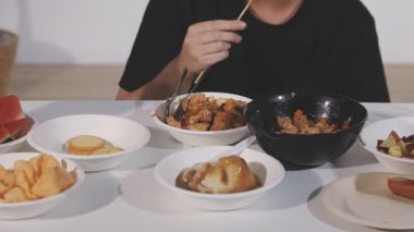 Asya yemeği, soslu kızarmış balık.