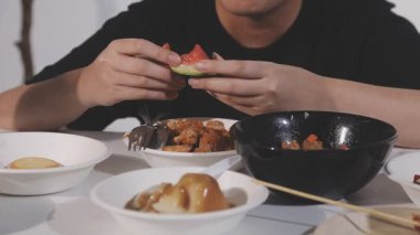 Restoranda Asya yemekleri yemek.