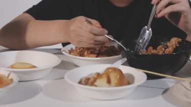 Lezzetli Asya yemeklerinin yakın görüntüsü