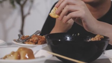 Asya yemeği, tavuklu erişte, tavuk, tavuk ve soya sosu.