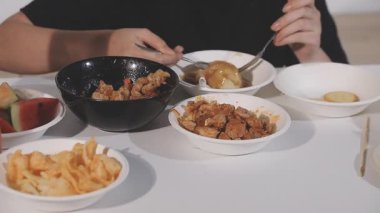 Soya soslu tavuk yiyen Asyalı kadın, Çin yemeği, Çin yemeği, tavuk.