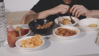 Lezzetli Asya yemeklerinin yakın görüntüsü