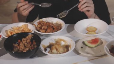 Tavuk yiyen Asyalı kadın.