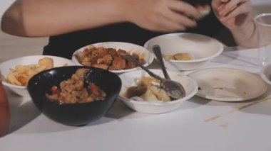 Adam tavuk ve pirinç yeme