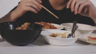 Lezzetli Asya yemeklerinin yakın görüntüsü