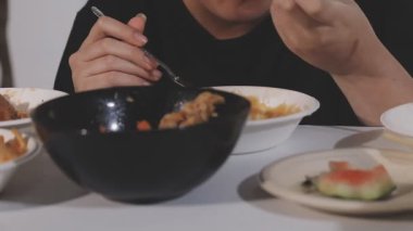 Lezzetli Asya yemeklerinin yakın görüntüsü