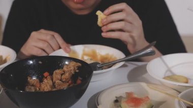 Bir kadının elini kapat ve bıçakla lezzetli bir yemek ye.