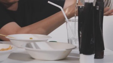 Makyaj yapmak için sıcak su koyan bir adam.