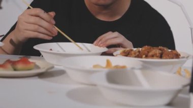 Lezzetli Asya yemeklerinin yakın görüntüsü