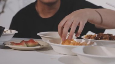 Suşi yiyen bir kadın.