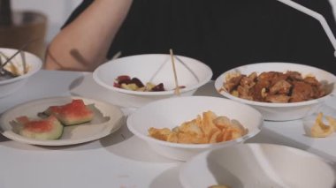 Mutfakta lezzetli yemekler var.