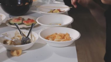 Yakın çekim - lezzetli ve sağlıklı yiyeceklerle dolu bir tabağı tutan kişi.