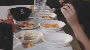 Kadın bir kase taze sebze yiyor.