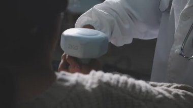 Genç bir kadının elinde süt bardağını tutarken..