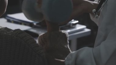 Genç adam evde hap içerken elinde haplar tutuyor.