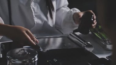 Akıllı telefon kullanarak bir erkeğin elini kapat.