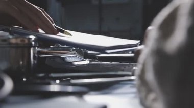 genç kadın bir tablet PC'yi kullanma