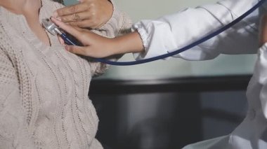 Doktor hastadaki basıncı kontrol ediyor.