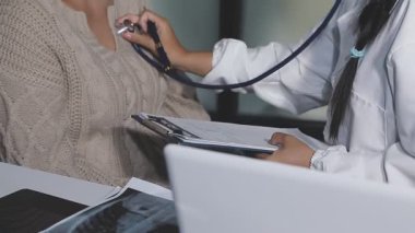 Steteskoplu kadın doktor.