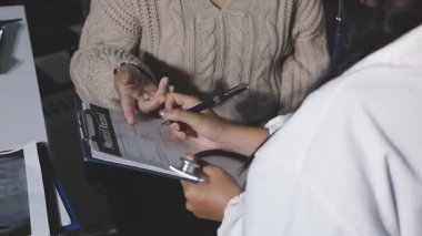 Steteskoplu bir doktor.