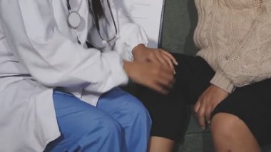 Doktor ve hasta sonuçlar hakkında tartışıyorlar.