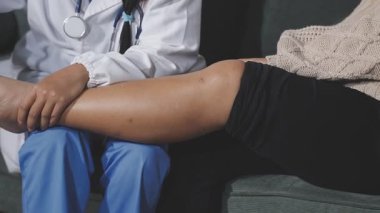 Doktor kliniğindeki genç kadın.