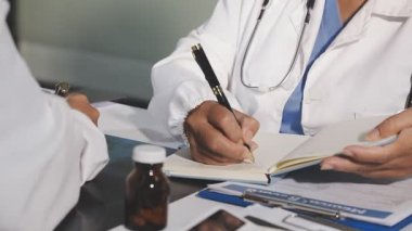 Doktor ofiste notlar yazıyor. Tıbbi ve sağlık hizmetleri kavramı