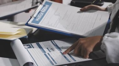 İş kadını iş yerinde belgeler üzerinde çalışıyor.