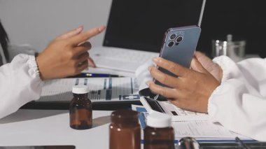 boş standTablet ile çalışan doktor