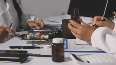 Klinikteki hastaya dijital tablet kullanan erkek doktor