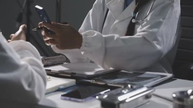 Sağlık ekibi masadaki ofiste çalışıyor.